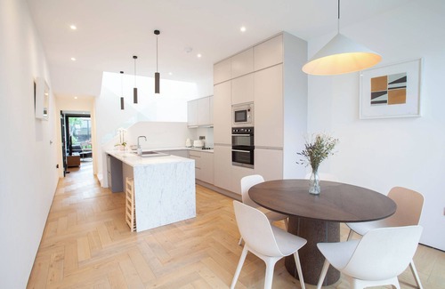 Ballsbridge Haus | 2-Bed Townhouse | Garden & Private Parking in D04