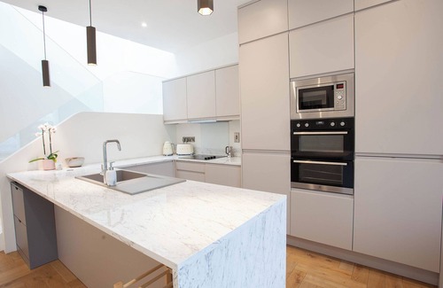 Ballsbridge Haus | 2-Bed Townhouse | Garden & Private Parking in D04