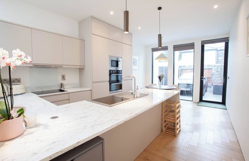 Ballsbridge Haus | 2-Bed Townhouse | Garden & Private Parking in D04