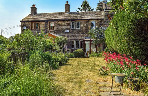 Grange Moor Hütte | A beautiful cottage set between the Peak District and Yorkshire Dales National Parks.