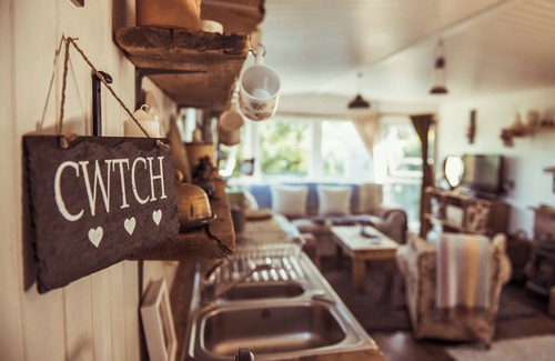 Newtown Hütte | 2 bedroom accommodation in Mochdre, near Newtown