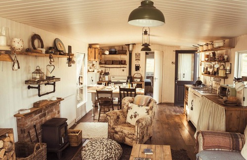 Newtown Hütte | 2 bedroom accommodation in Mochdre, near Newtown