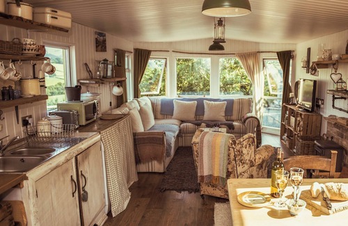 Newtown Hütte | 2 bedroom accommodation in Mochdre, near Newtown