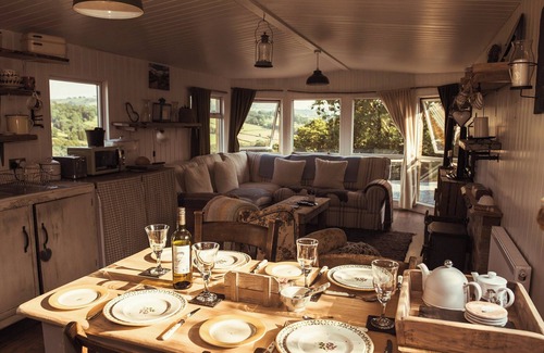 Newtown Hütte | 2 bedroom accommodation in Mochdre, near Newtown