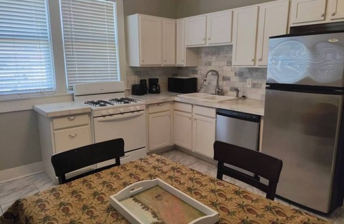 Central Gardens Wohnung | 2-bedroom apt Memphis Midtown 4 min to hospital, free parking, free wifi, lower