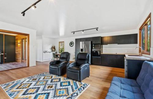Chandler Haus | 2 Bedroom Cottage with Lagoon pool & spa