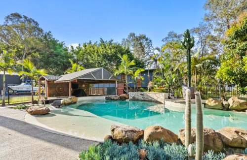 Chandler Haus | 2 Bedroom Cottage with Lagoon pool & spa