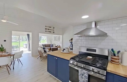 Lakeland Haus | 2-bedroom house on Strawberry Lake in Pinckney, MI with hot tub, WiFi.