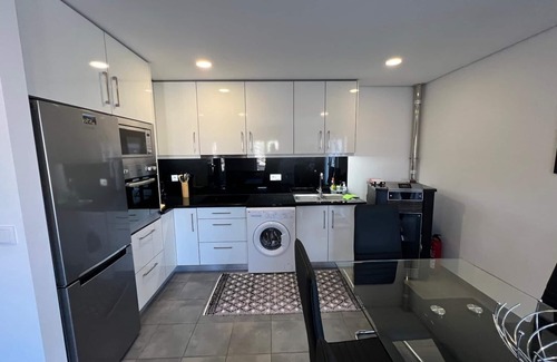 Santa Maria da Feira Haus | Modern möbliertes Haus mit 2 Schlafzimmern, 40 m Terrasse, 25 km Porto