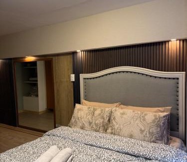 Malamig Wohnung | 2 bedroom loft type near Rockwell