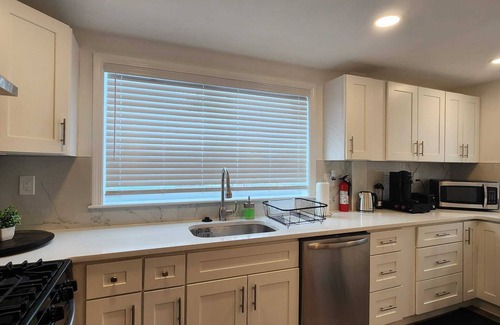 Everett Haus | 2 bedroom's 1 bathroom 10 min-Airport/Downtown Boston 7 min-Encore Casino