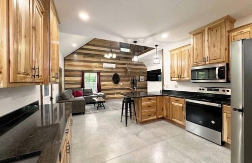 Dennison Kabine | 2 Bedroom With Loft - 2.25 miles from Enchanted Acres Wedding Venues.