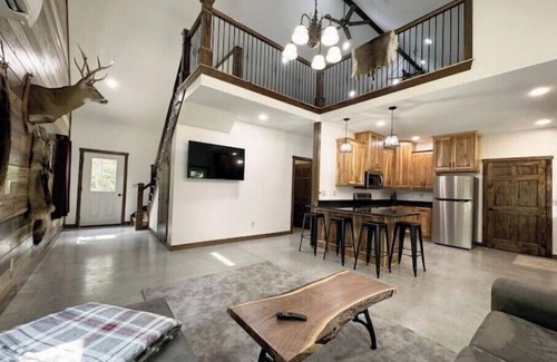 Dennison Kabine | 2 Bedroom With Loft - 2.25 miles from Enchanted Acres Wedding Venues.