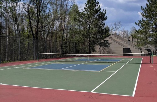 Hill City Haus | 2 Bedroom with Loft - 2 Bathroom Townhome with easy access to Activities
