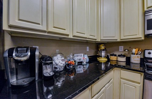 Tuscaloosa Eigentumswohnung | 2 Bedrooms, 2 Baths, Sleeps 6 - RTR and Welcome to The Red Elephant