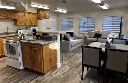 Pleasant Grove Wohnung | 2 Bedrooms, Sleeps 6, Pool, Hot tub, putting green, XBox room