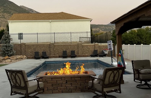 Pleasant Grove Wohnung | 2 Bedrooms, Sleeps 6, Pool, Hot tub, putting green, XBox room