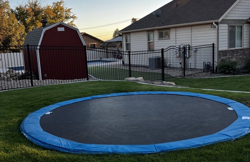 Pleasant Grove Wohnung | 2 Bedrooms, Sleeps 6, Pool, Hot tub, putting green, XBox room