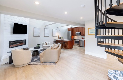 Yachting Village Eigentumswohnung | 2 Schlafzimmer w / Loft & En-Suite Bäder, zu Fuß zum Hafen