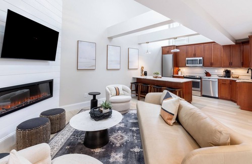 Yachting Village Eigentumswohnung | 2 Schlafzimmer w / Loft & En-Suite Bäder, zu Fuß zum Hafen