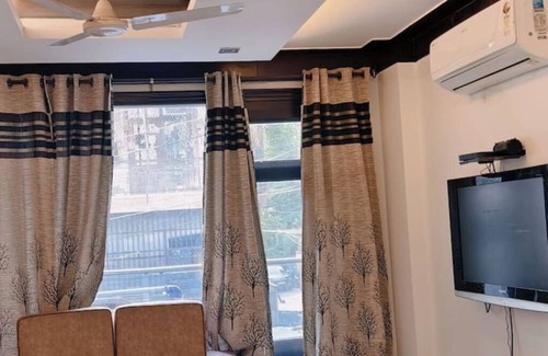Greater Kailash Wohnung | 2 BHK near M Block Market GK-1 by HostMyStay
