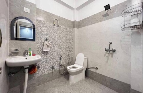 Bullawala Wohnung | 2 BHK w Dining/couch & Pvt Parking