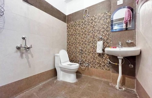 Bullawala Wohnung | 2 BHK w Dining/couch & Pvt Parking