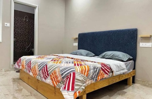 Bullawala Wohnung | 2 BHK w Dining/couch & Pvt Parking