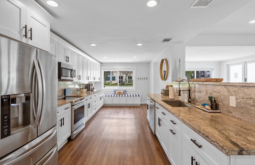 Deerfield Beach Haus | Atemberaubende Haus am Wasser * 2 Blocks zum Strand * Großer Pool * Dock für Boot * Grill