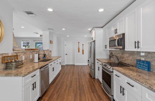 Deerfield Beach Haus | Atemberaubende Haus am Wasser * 2 Blocks zum Strand * Großer Pool * Dock für Boot * Grill