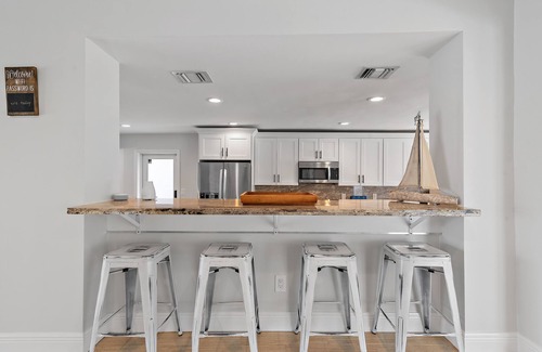 Deerfield Beach Haus | Atemberaubende Haus am Wasser * 2 Blocks zum Strand * Großer Pool * Dock für Boot * Grill