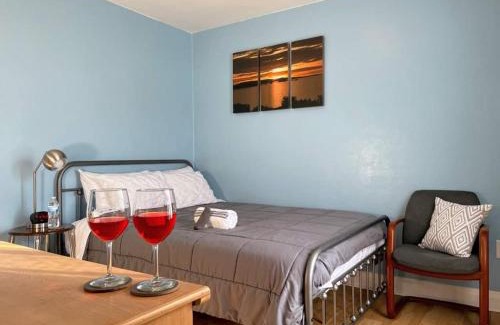 Waukegan Wohnung | 2 BR Apt near Great Lakes Naval Base and 6 Flags