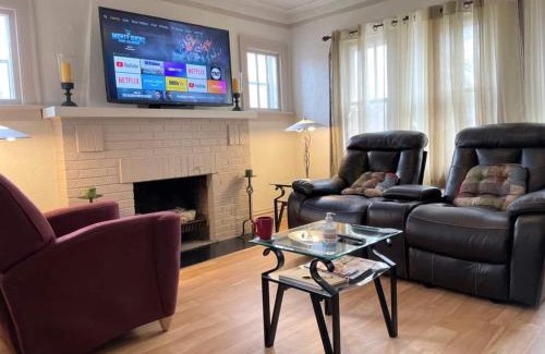 Waukegan Wohnung | 2 BR Apt near Great Lakes Naval Base and 6 Flags