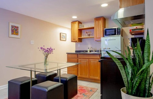 Langdon Wohnung | 2-BR City Retreat / Peace, Privacy & Parking!