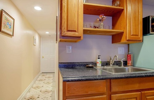 Langdon Wohnung | 2-BR City Retreat / Peace, Privacy & Parking!