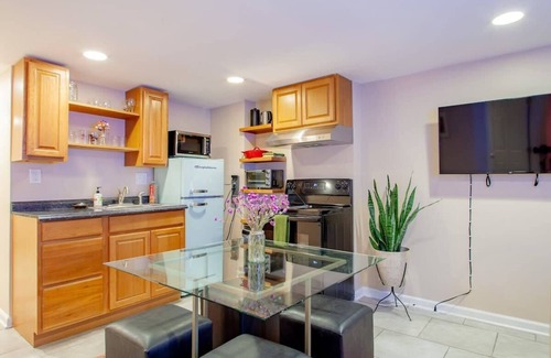 Langdon Wohnung | 2-BR City Retreat / Peace, Privacy & Parking!