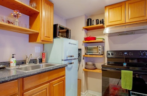 Langdon Wohnung | 2-BR City Retreat / Peace, Privacy & Parking!