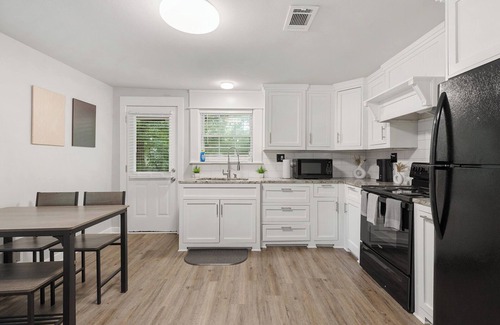 Conway Haus | 2 BR Cozy and Stylish Home