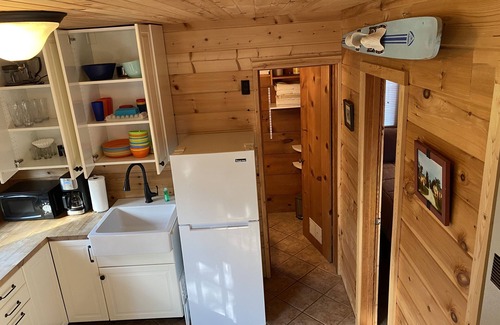 Beulah Kabine | Hütte mit Privatstrand am Crystal Lake. Gehen Sie zu Beulah Geschäften und Restaurants!