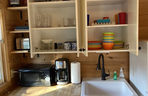 Beulah Kabine | Hütte mit Privatstrand am Crystal Lake. Gehen Sie zu Beulah Geschäften und Restaurants!