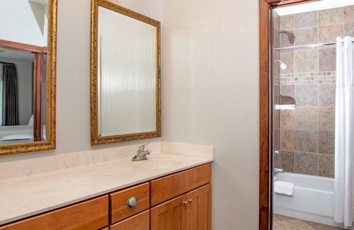 Lake Delton Resort | 2 BR Dlx -8 FREE Wilderness Water Park Passes per night Included! 25% Deposit!