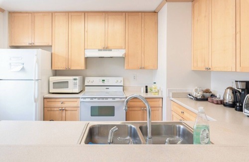 Reston Haus | 2 BR Practical Comfy 5min Metro 15min IAD 20min DC