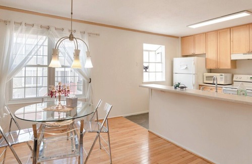 Reston Haus | 2 BR Practical Comfy 5min Metro 15min IAD 20min DC