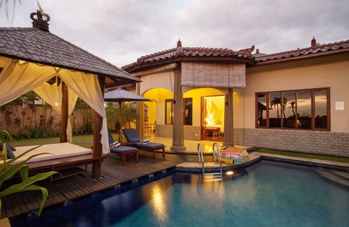 Bukit Villa | 2 BR Private Pool Villa In der Nähe des GWK Kulturparks, 10 Autominuten vom Strand entfernt