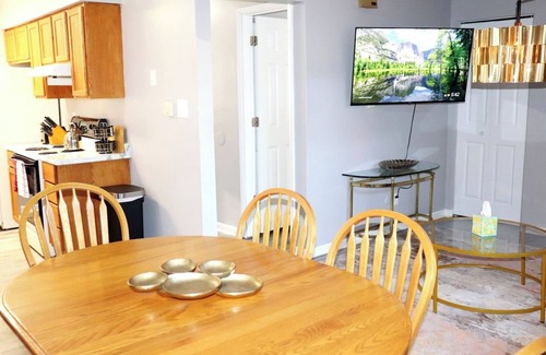 Aurora Wohnung | 2 BR Stay MINS to Aurora Premium Outlets