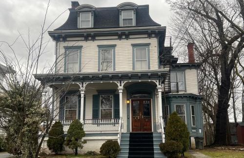 Poughkeepsie Wohnung | 2 Br Victorian Apt 2800 sq ft 2 floors with Full Kitchen 2 baths and Laundry