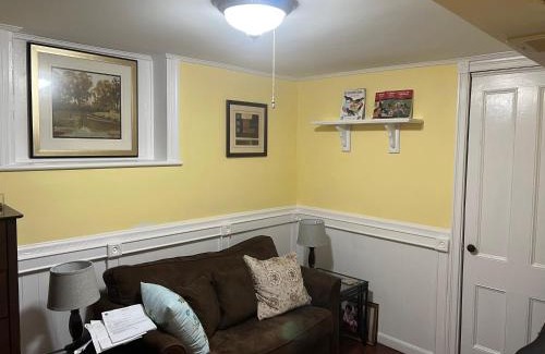 Poughkeepsie Wohnung | 2 Br Victorian Apt 2800 sq ft 2 floors with Full Kitchen 2 baths and Laundry
