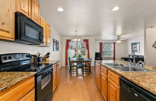 Meridian Haus | 2 Charming Homes | Private yards | Sleeps 16!