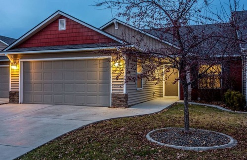 Meridian Haus | 2 Charming Homes | Private yards | Sleeps 16!