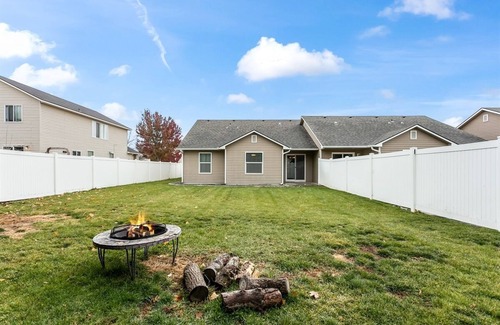 Meridian Haus | 2 Charming Homes | Private yards | Sleeps 16!